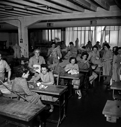 Het Maken van Kleding met Vliegtuig Canvas, Parijs, ca. 1947 door Unknown